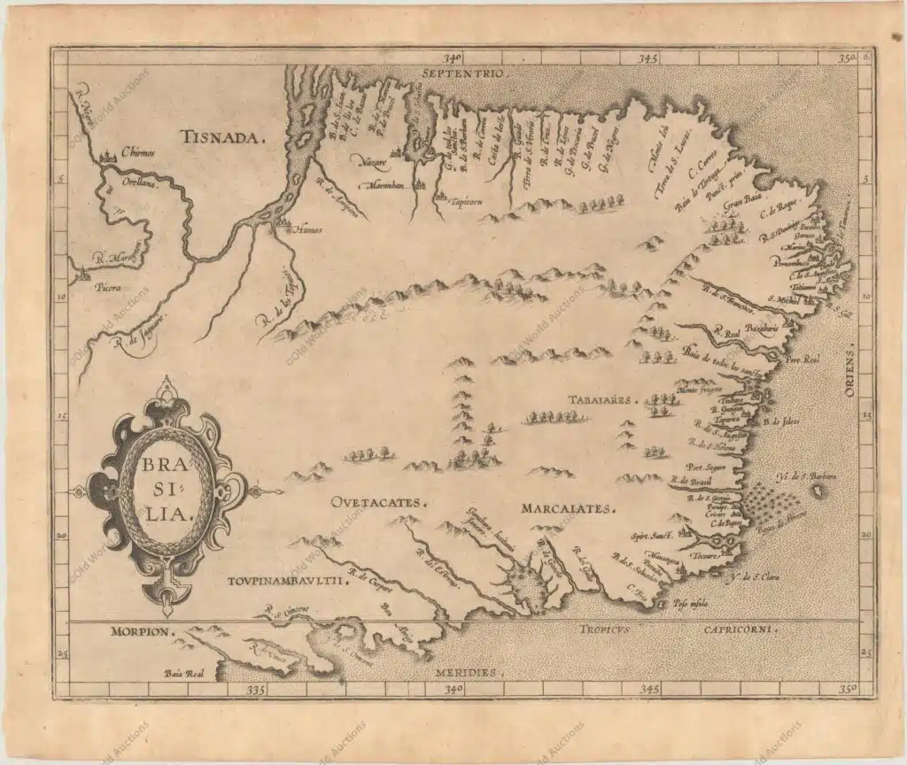 Mapa do Brasil de 1597 Mapa do Brasil de 1597 - Este mapa antigo, que retrata as áreas costeiras do Brasil, faz parte do primeiro atlas impresso dedicado exclusivamente às Américas. Há nomes de lugares ao longo da costa, enquanto o interior permanece inexplorado. A cartela com motivos decorativos repousa sobre o Trópico de Capricórnio. "Brasilia", Wytfliet, Cornelis