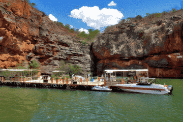 Cânion do Xingó — paredões rochosos e Rio São Francisco