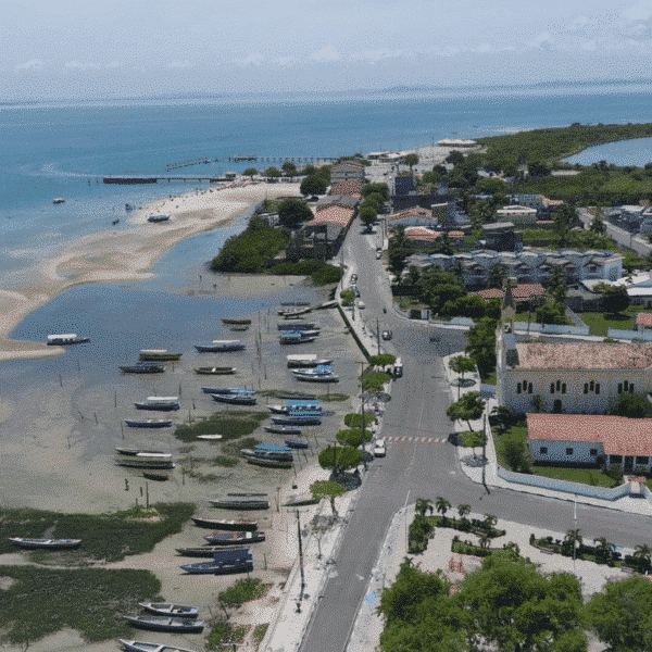 Foto aérea da orla marítima da sede de Salinas da Margarida
