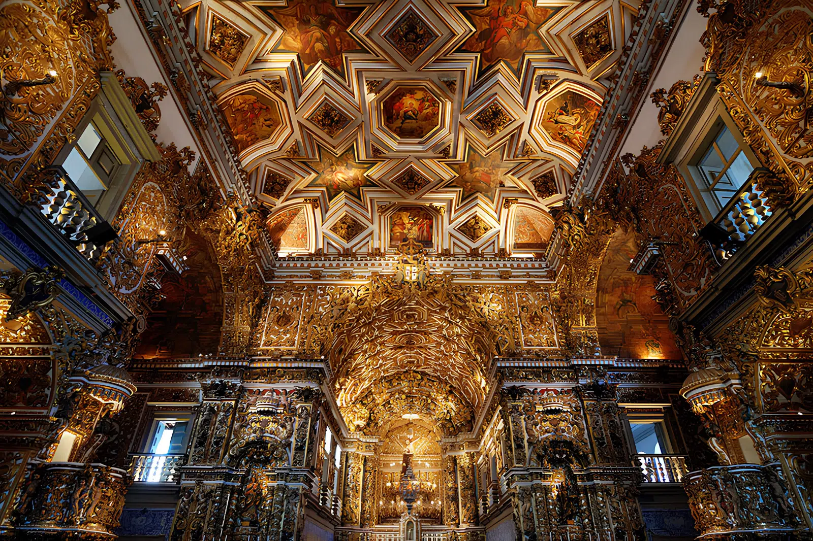 Interior da Igreja e Convento de São Francisco — talha e azulejos Interior da Igreja e Convento de São Francisco — talha e azulejos